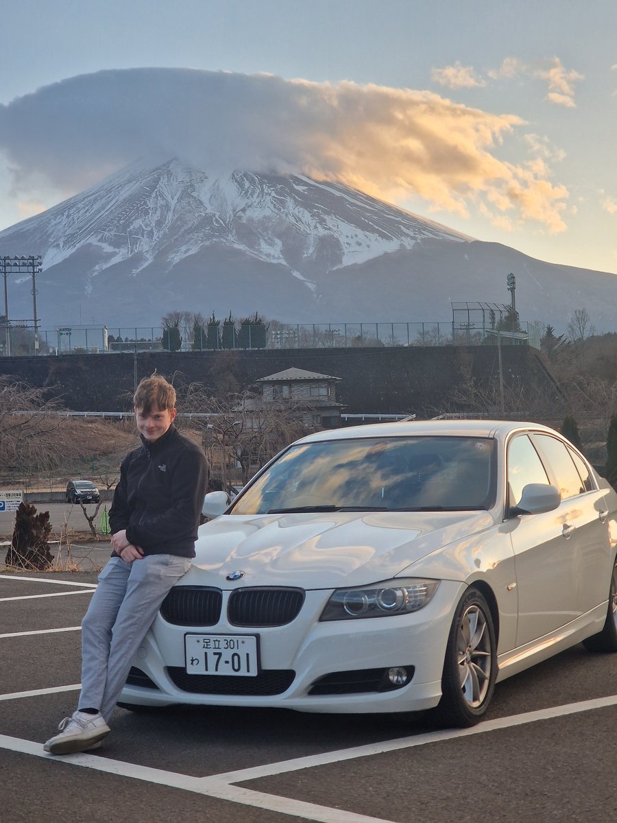 Emanuel vor dem Fuji in Japan
